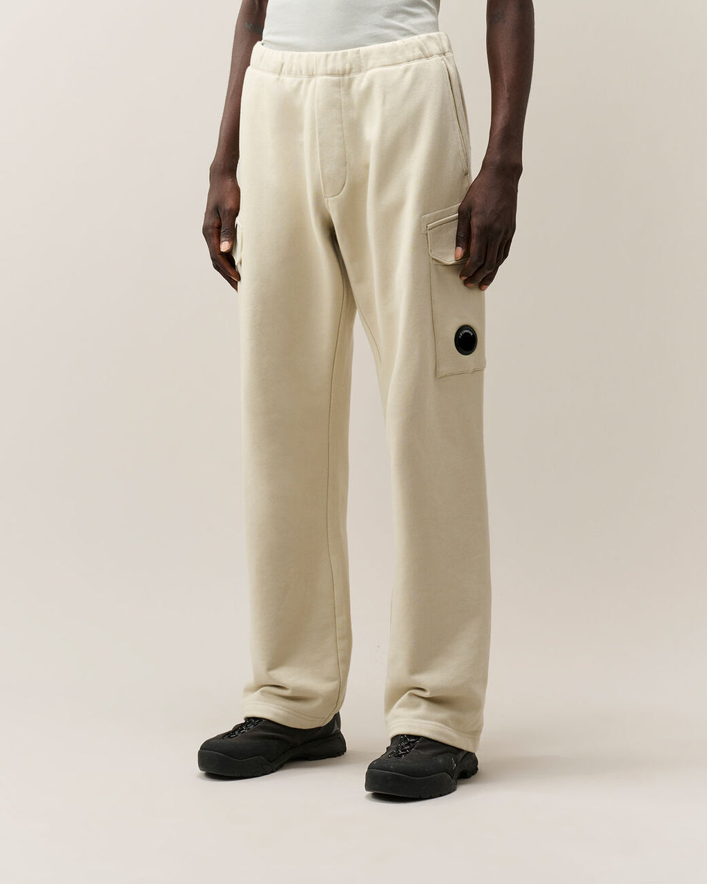 C.P. Company Diagonal Raised Fleece Lens Cargo Sweatpants Silver Birch – photo 8 – Dewachter Montpellier