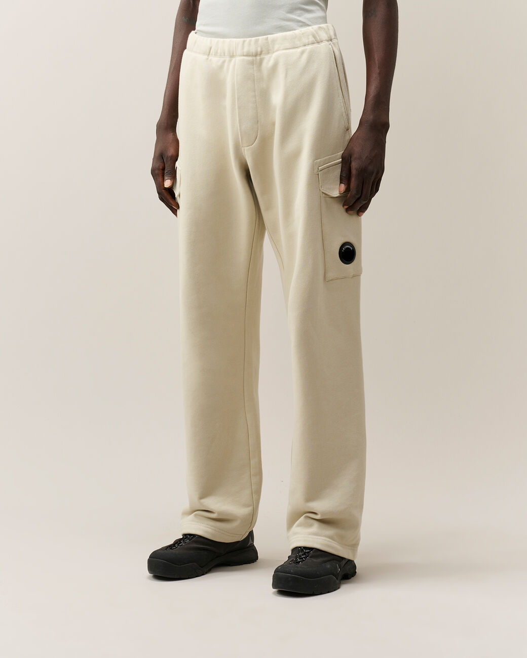 C.P. Company Diagonal Raised Fleece Lens Cargo Sweatpants Silver Birch – photo 8 – Dewachter Montpellier