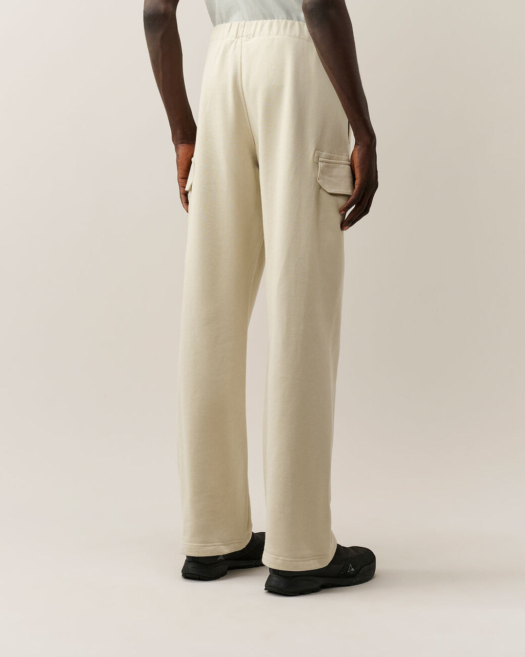 C.P. Company Diagonal Raised Fleece Lens Cargo Sweatpants Silver Birch – photo 9 – Dewachter Montpellier