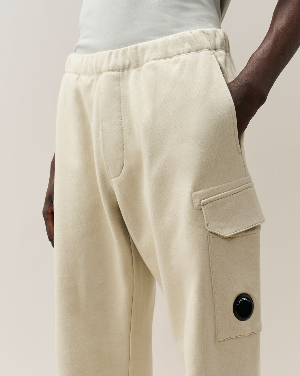 C.P. Company Diagonal Raised Fleece Lens Cargo Sweatpants Silver Birch – photo 10 – Dewachter Montpellier