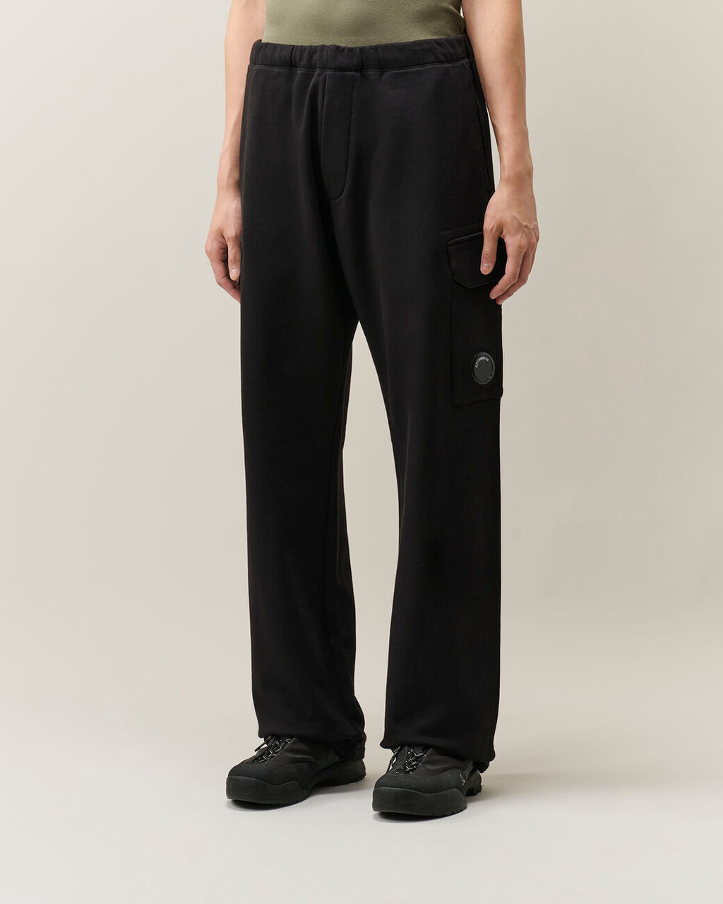 C.P. Company Diagonal Raised Fleece Lens Cargo Sweatpants Black – photo 2 – Dewachter Montpellier