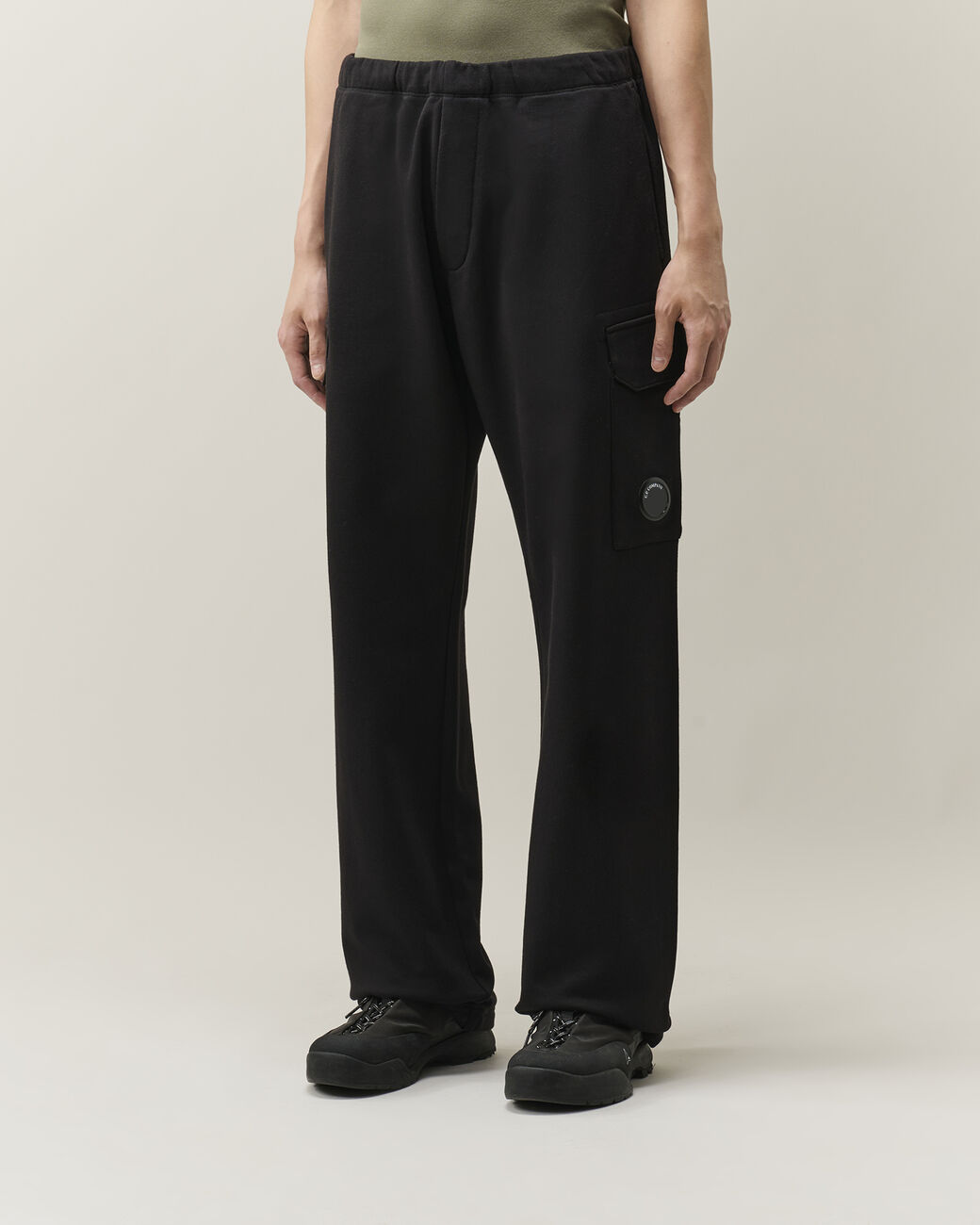 C.P. Company Diagonal Raised Fleece Lens Cargo Sweatpants Black – photo 2 – Dewachter Montpellier