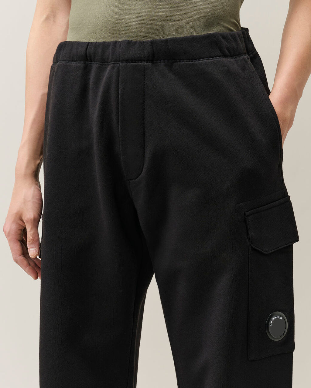 C.P. Company Diagonal Raised Fleece Lens Cargo Sweatpants Black – photo 4 – Dewachter Montpellier