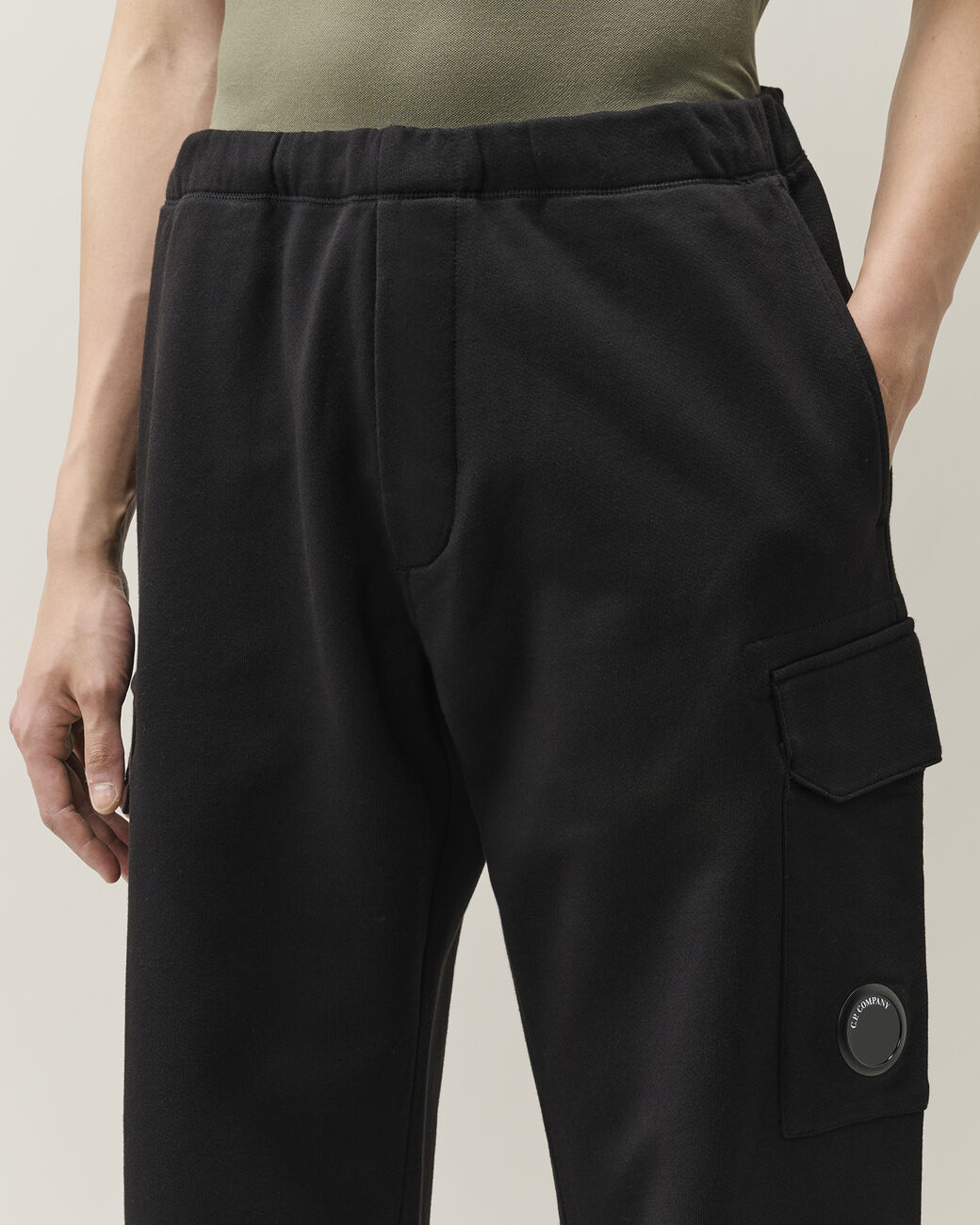 C.P. Company Diagonal Raised Fleece Lens Cargo Sweatpants Black – photo 4 – Dewachter Montpellier