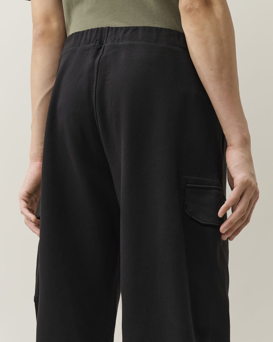 C.P. Company Diagonal Raised Fleece Lens Cargo Sweatpants Black – photo 5 – Dewachter Montpellier
