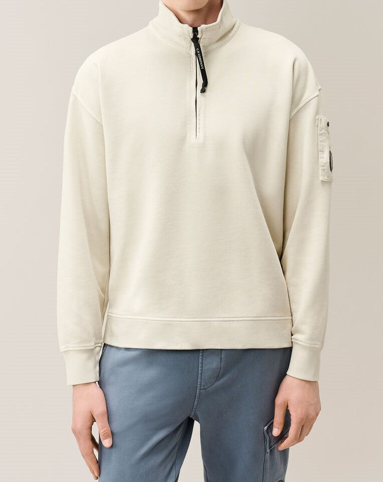 C.P. Company Brushed and Emerized Diagonal Fleece Mixed Boxy Lens Half Zip Sweatshirt Silver Birch – photo 2 – Dewachter Montpellier