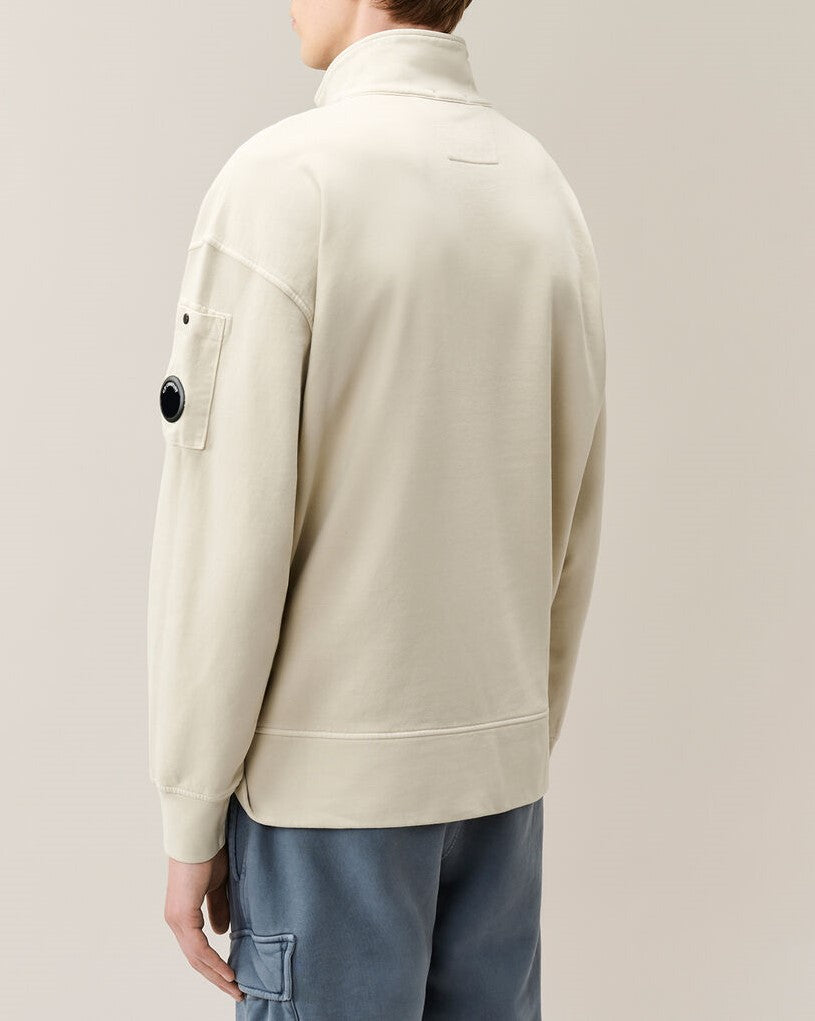 C.P. Company Brushed and Emerized Diagonal Fleece Mixed Boxy Lens Half Zip Sweatshirt Silver Birch – photo 3 – Dewachter Montpellier