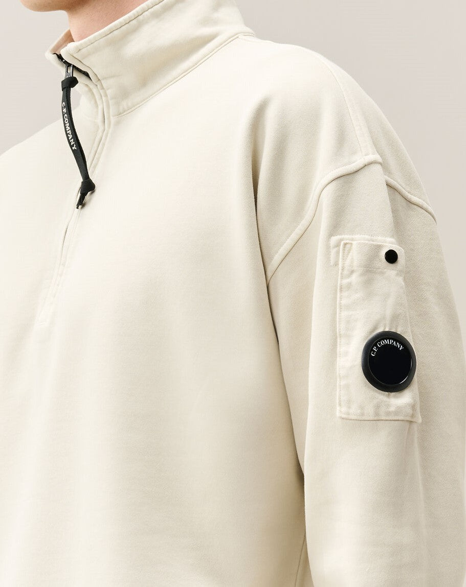 C.P. Company Brushed and Emerized Diagonal Fleece Mixed Boxy Lens Half Zip Sweatshirt Silver Birch – photo 4 – Dewachter Montpellier