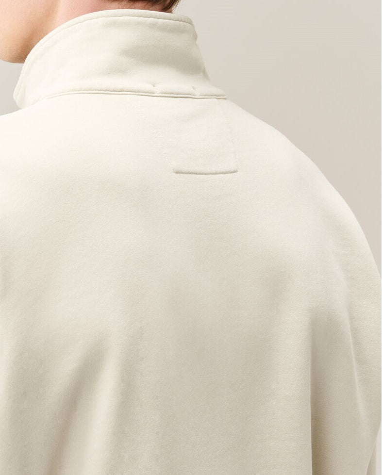 C.P. Company Brushed and Emerized Diagonal Fleece Mixed Boxy Lens Half Zip Sweatshirt Silver Birch – photo 5 – Dewachter Montpellier