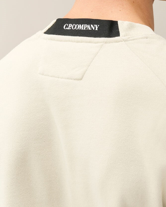 C.P. Company Diagonal Raised Fleece Lens Crewneck Sweatshirt Silver Birch – photo 5 – Dewachter Montpellier