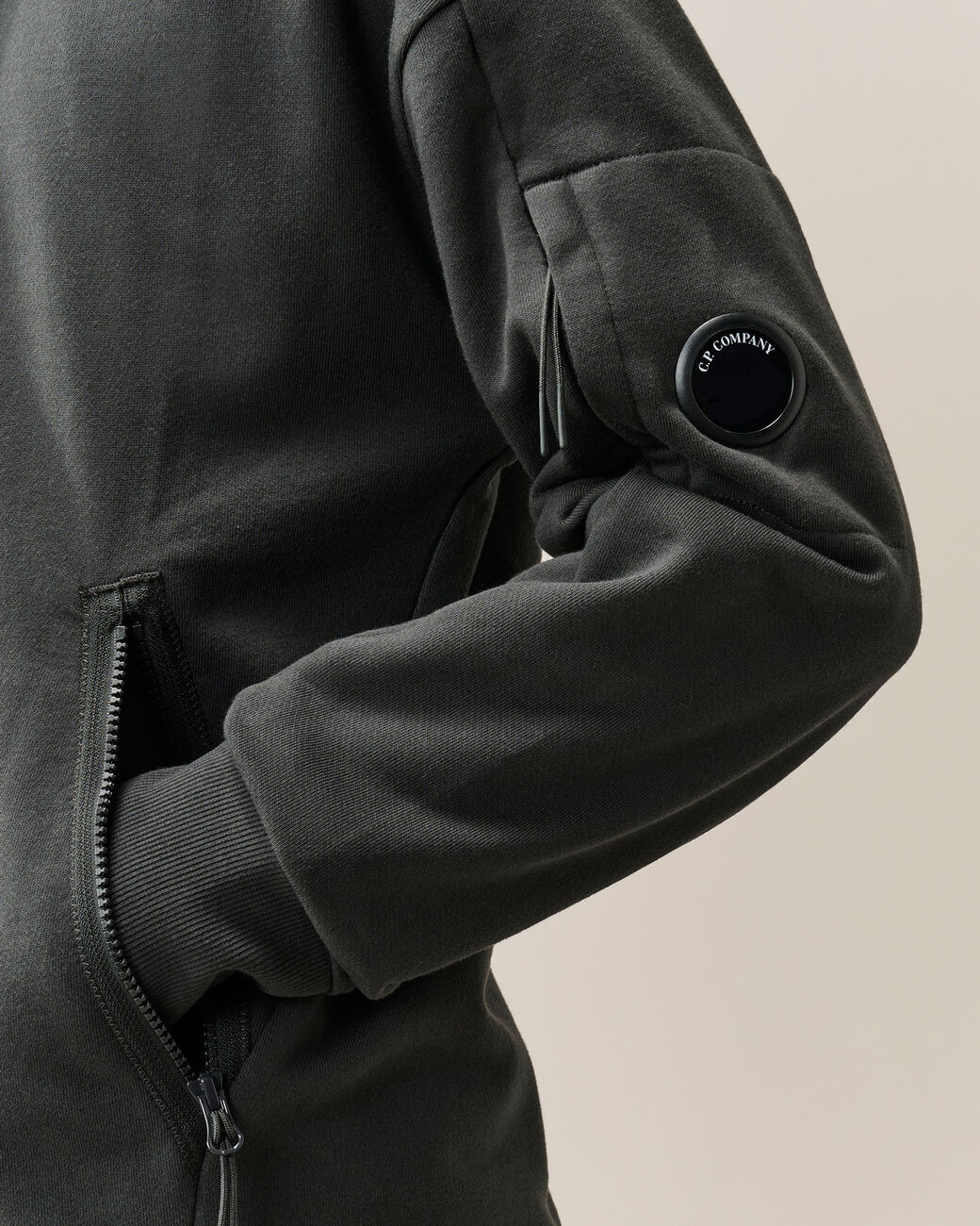 C.P. Company Diagonal Raised Fleece Lens Hooded Zip Sweatshirt Raven – photo 4 – Dewachter Montpellier